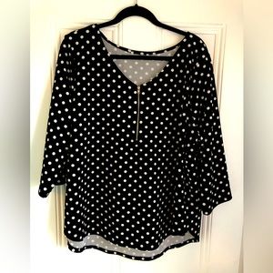 Fits like a 3X.  Black and white 3/4 sleeve top.